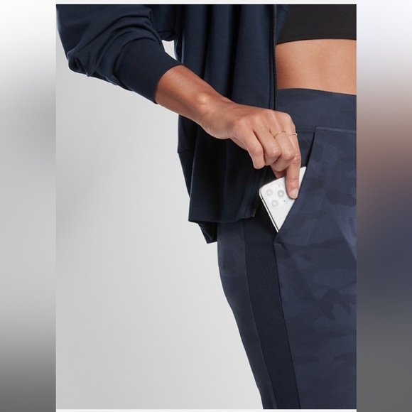 Athleta BROOKLYN ANKLE CAMO PANT size 6/P Navy - Picture 4 of 13